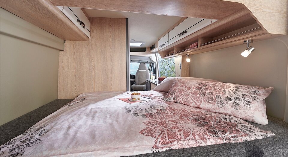 Sleep comfortably | Large double bed in the rear