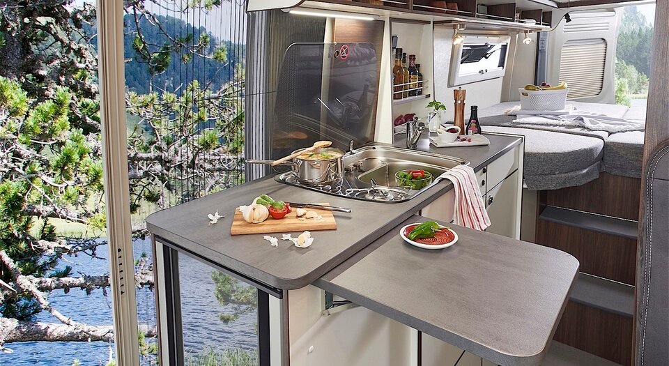 Cuisine avec réfrigérateur à compression |  Deux charnières facilitent l'accès de l'intérieur et de l'extérieur.