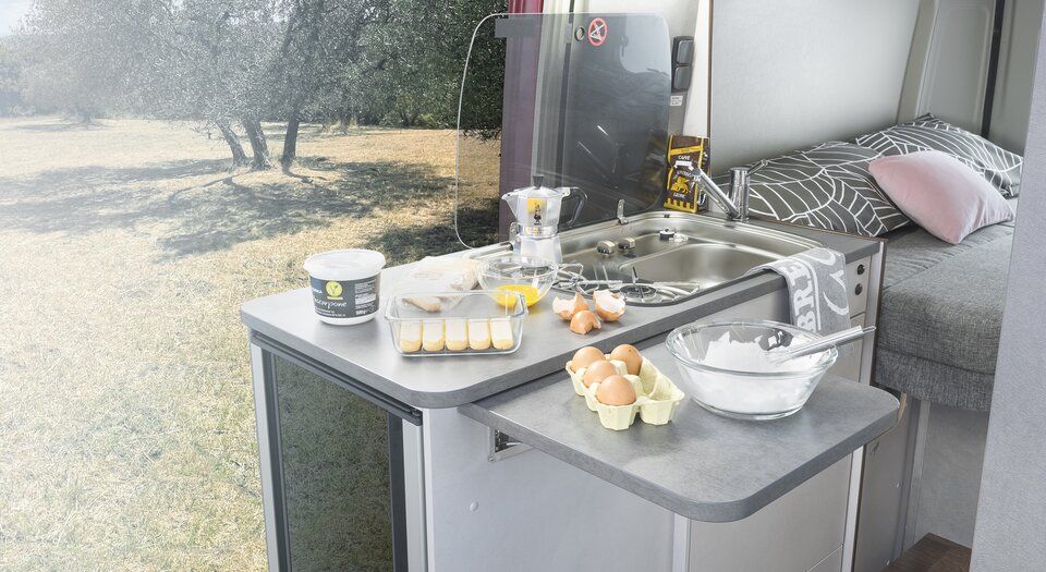 Cuisine avec réfrigérateur à compression | Deux charnières facilitent l'accès de l'intérieur et de l'extérieur.