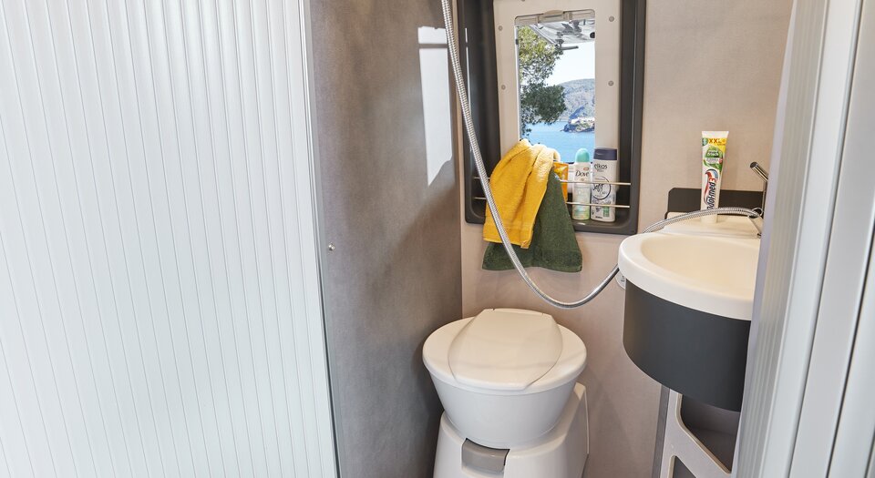 NUEVO CUARTO DE BAÑO CENTRAL | Gran solución al cuarto de baño sirviendo también como separador de ambientes.