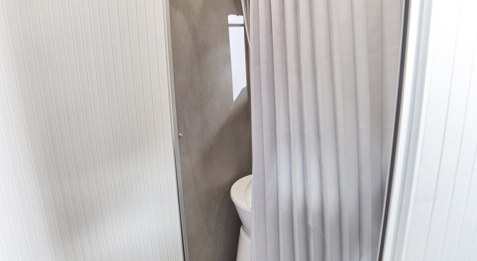 Nuevo cuarto de baño central |Gran solución al cuarto de baño sirviendo también como separador de ambientes.