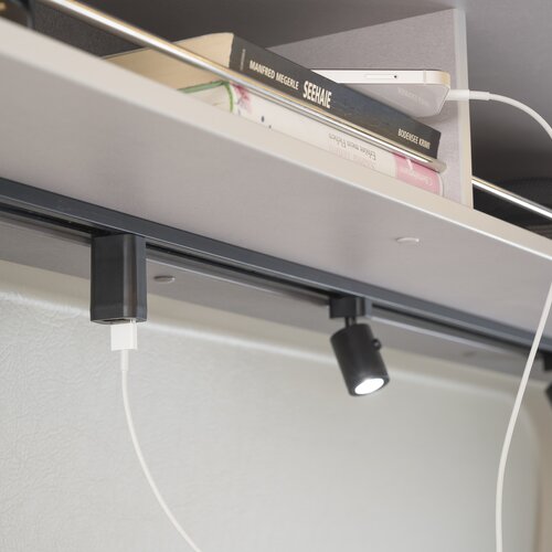 RIELES DE LUZ DE GRAN CALIDAD | Las lámparas removibles y tomas USB puestas en los rieles negros dan al interior un toque de diseño actual.
