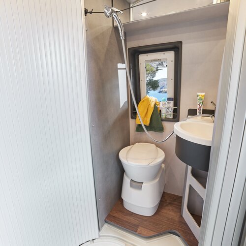 BAÑO ESPACIOSO | Cuarto de baño y separador de ambiente en uno: la persiana enrollable transforma el interior en una espaciosa ducha.