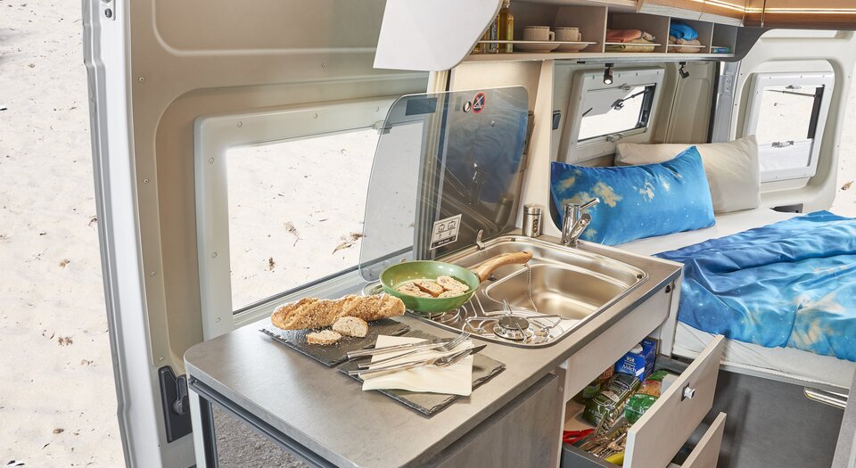 Cocina con frigorífico a compresor | Dos bisagras facilitan el acceso desde dentro o desde fuera